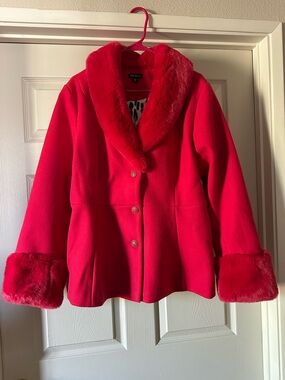 Red Venus coat with faux fur trim